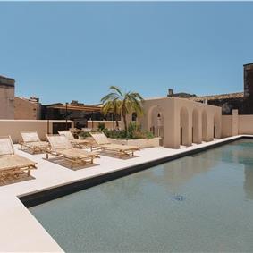 3 bedroom villa with heated pool in Noto, sleeps 6